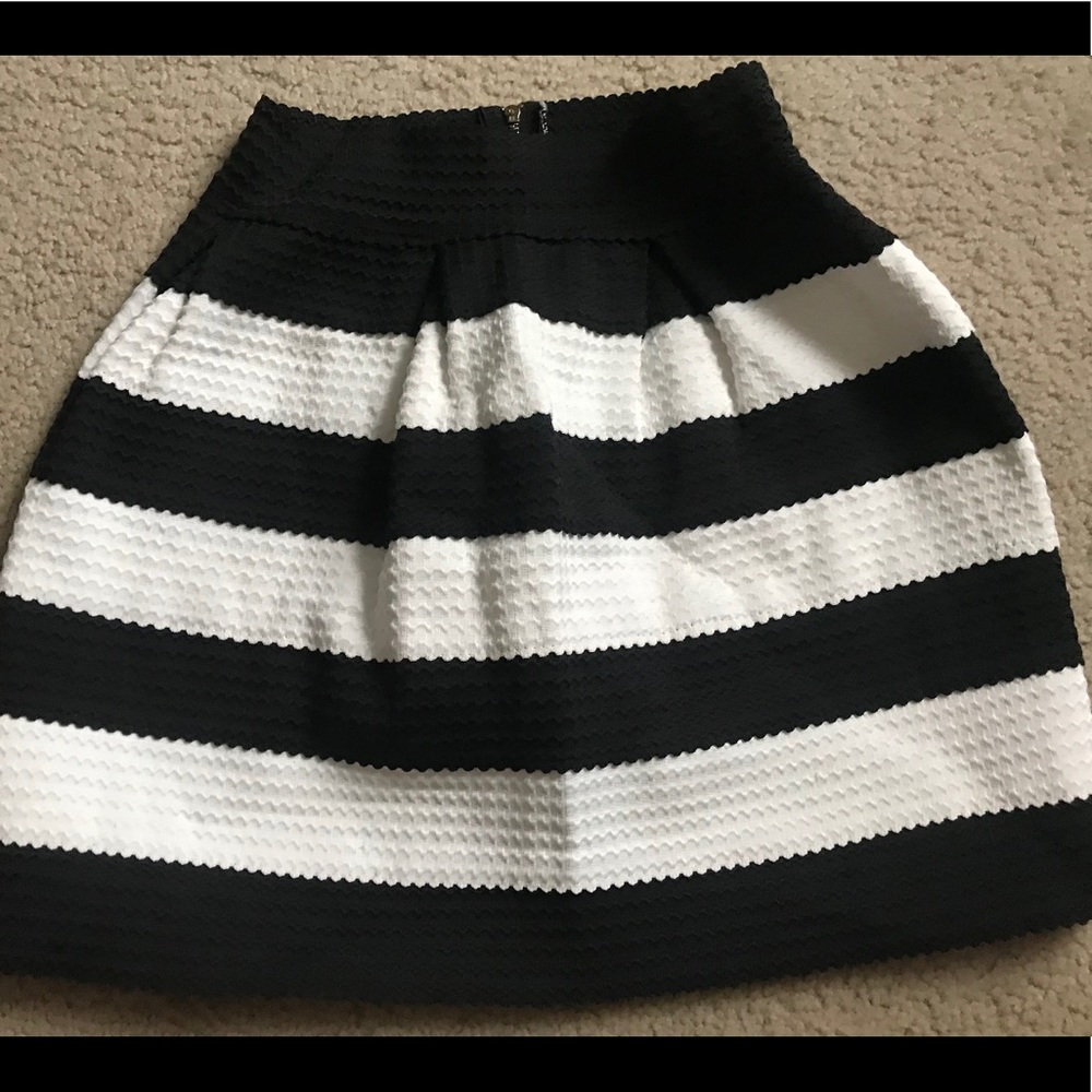 Black and white high-wasted flare skirt